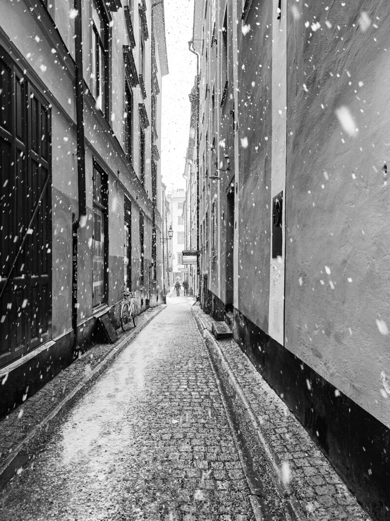 City shots – Snowy street in Gamla Stan