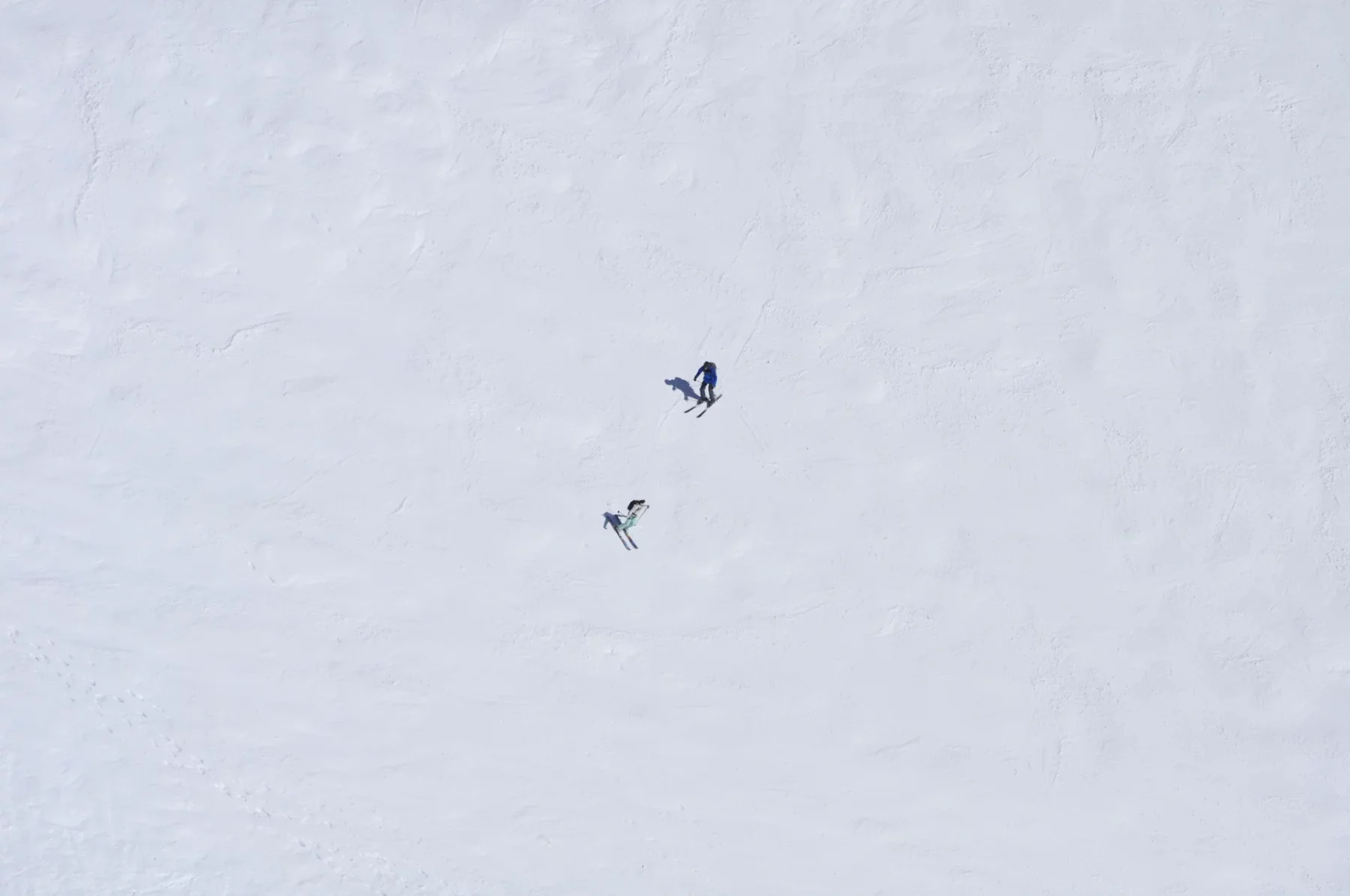 Deux skieurs