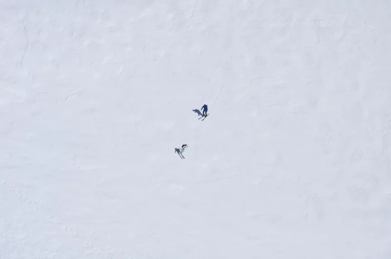 Deux skieurs