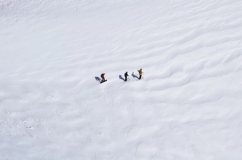 Trois skieurs